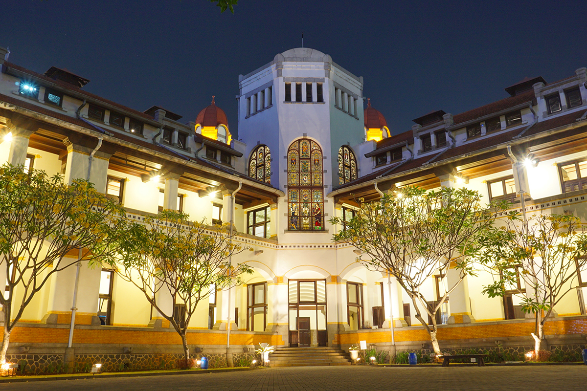 potret bangunan lawang sewu yang megah dan mewah pada malam hari