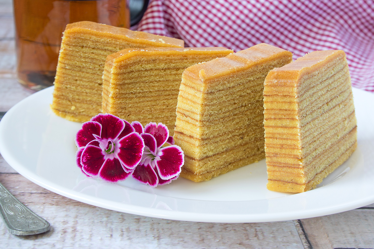 Potongan kue lapis yang tersusun rapi di piring