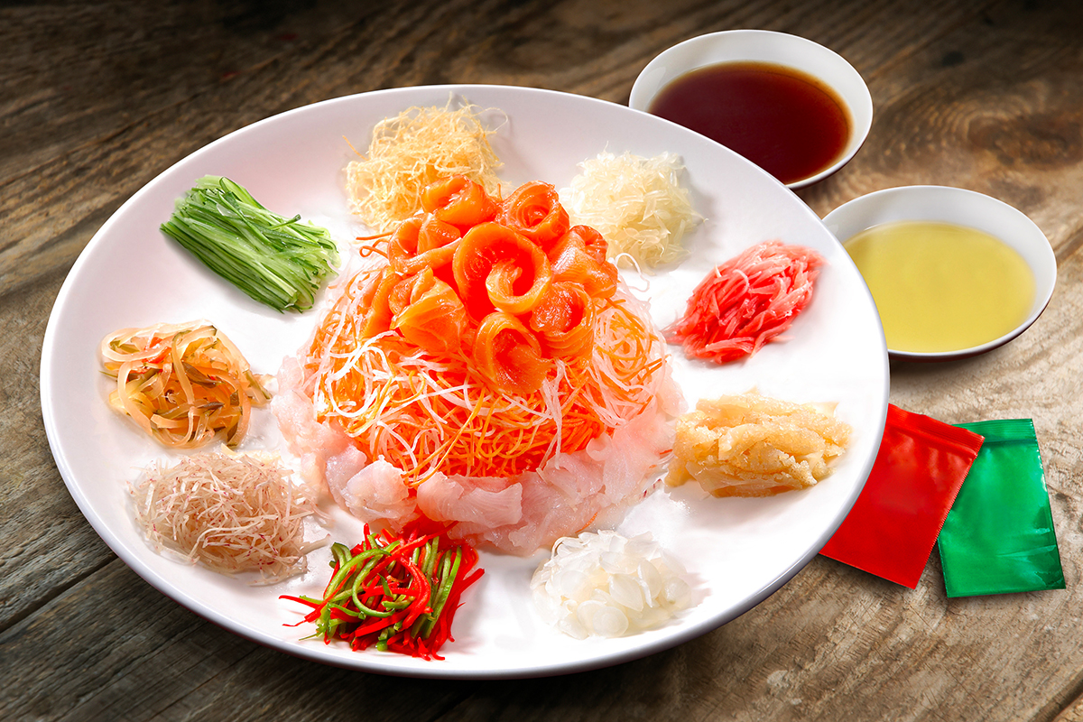 Sepiring yee sang yang biasa disantap saat Imlek