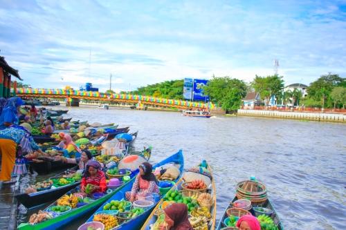 Wisata Pasar Terapung Siring