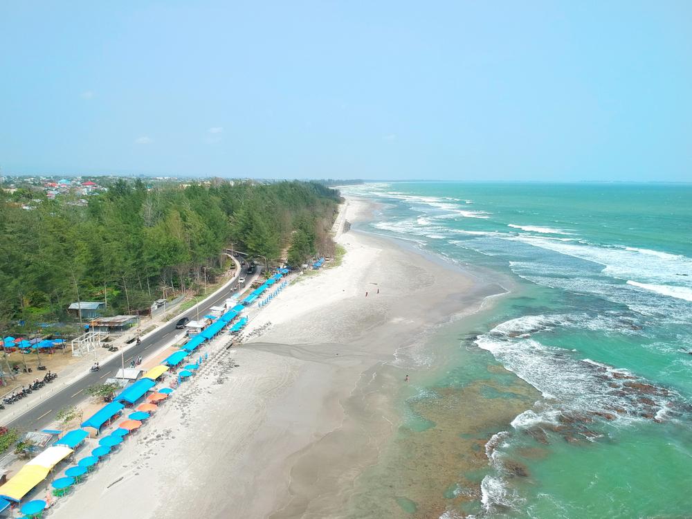 Menikmati Keindahan Pantai Berkas Bengkulu yang Memukau