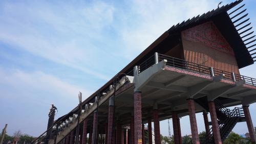 Rumah Radakng, Rumah Adat Terbesar dan Unik di Indonesia