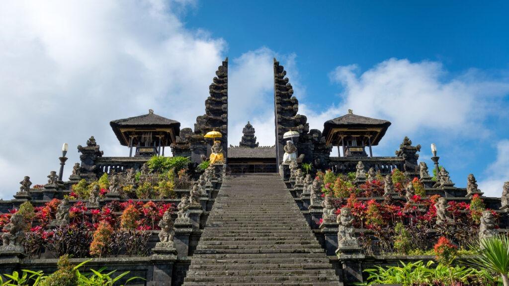 The Latest Status of the Evacuation Process for Tourists Following the Eruption of Mount Lewotobi