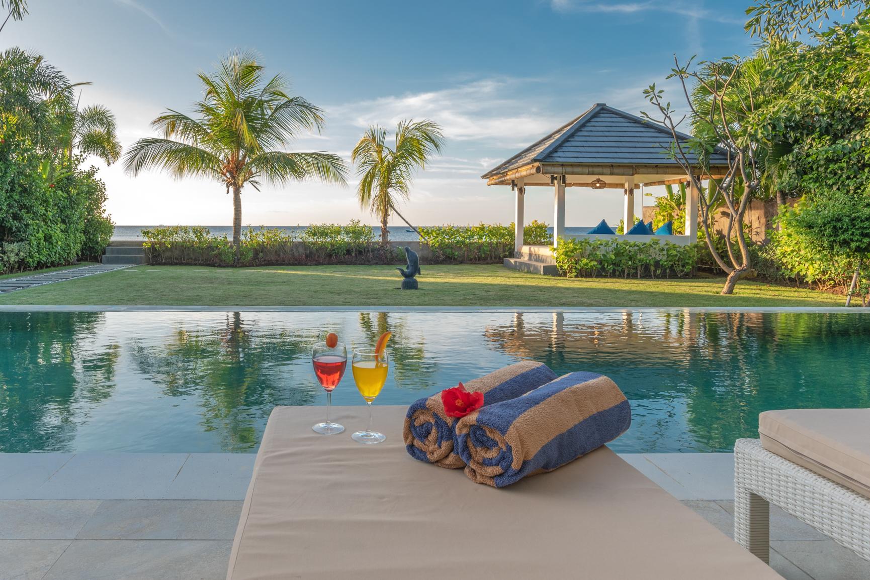 Saneva Villa - Gorgeous Beachfront Villa With Infinity Pool