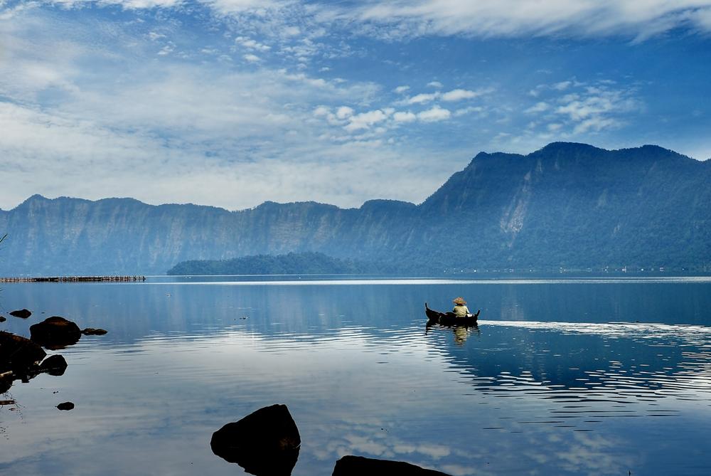 Berburu Foto Instagramable di Danau Maninjau Sumatra Selatan