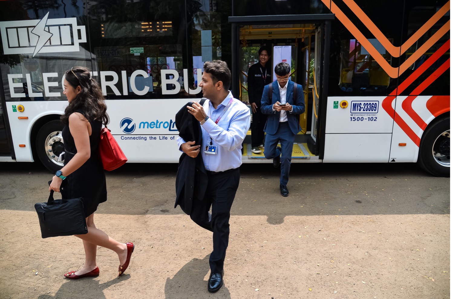 shuttle bus gratis bagi jurnalis peliput ktt ais forum 2023.