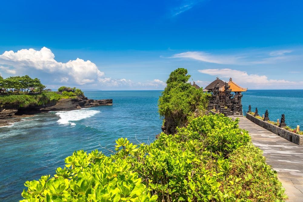 Pantai Batu Bolong Bali, Pesona Alam dan Ombak Indah