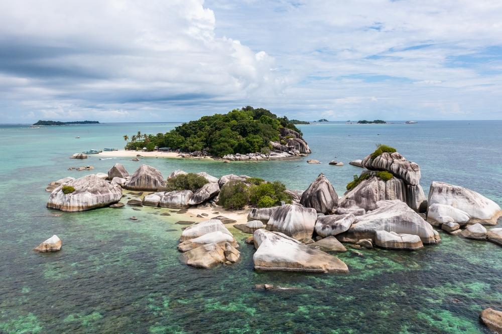 Pesona Pulau Kelayang yang Dikelilingi Batu Granit Raksasa