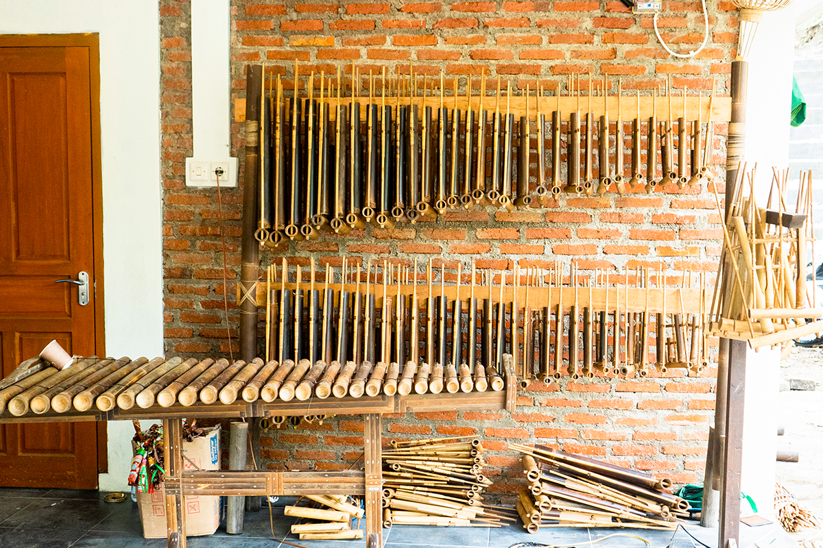 Oleh-oleh angklung di Pusat Ekraf Cibuntu, Kuningan