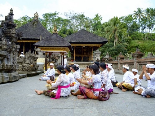 발리의 신성한 정화의 샘, 띠르따 음뿔(TIRTA EMPUL)의 온천
