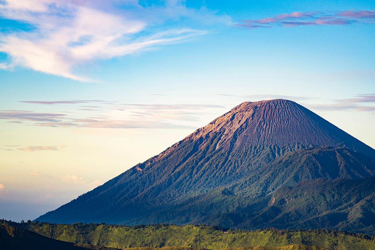 Potret Gunung Semeru bak lukisan