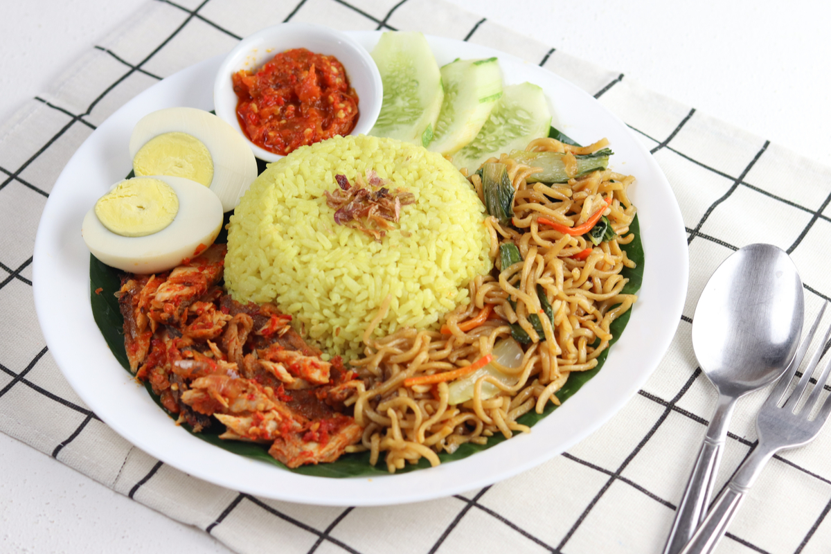 Nasi Kuning dengan Lauk Pauk