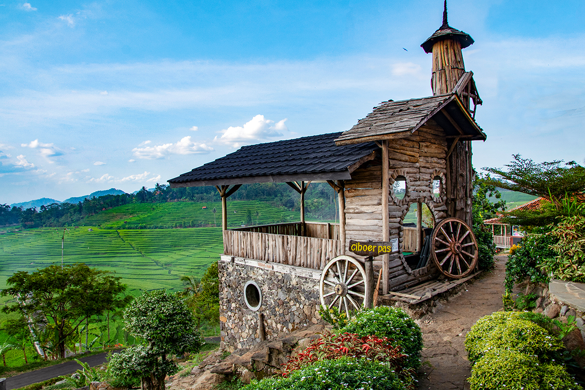 Spot foto ciamik di ketinggian Terasering Ciboer Pass