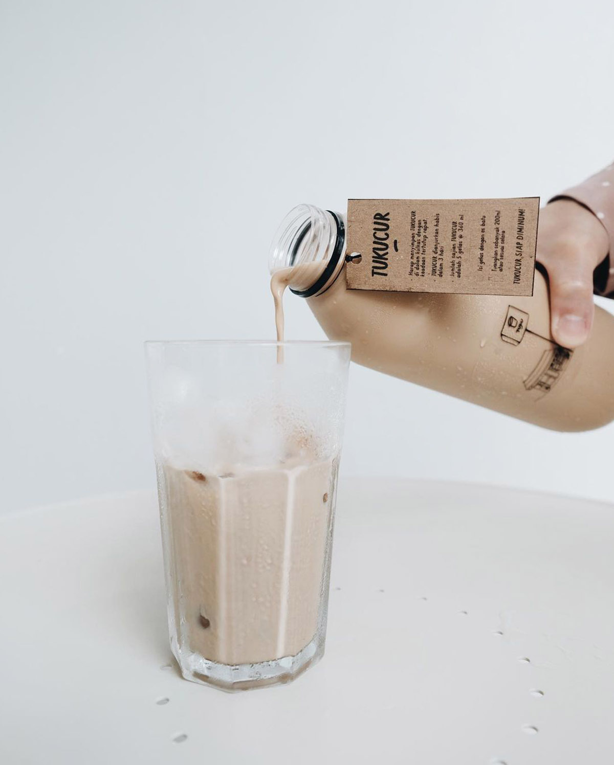 Segelas es kopi susu tetangga Tukucur