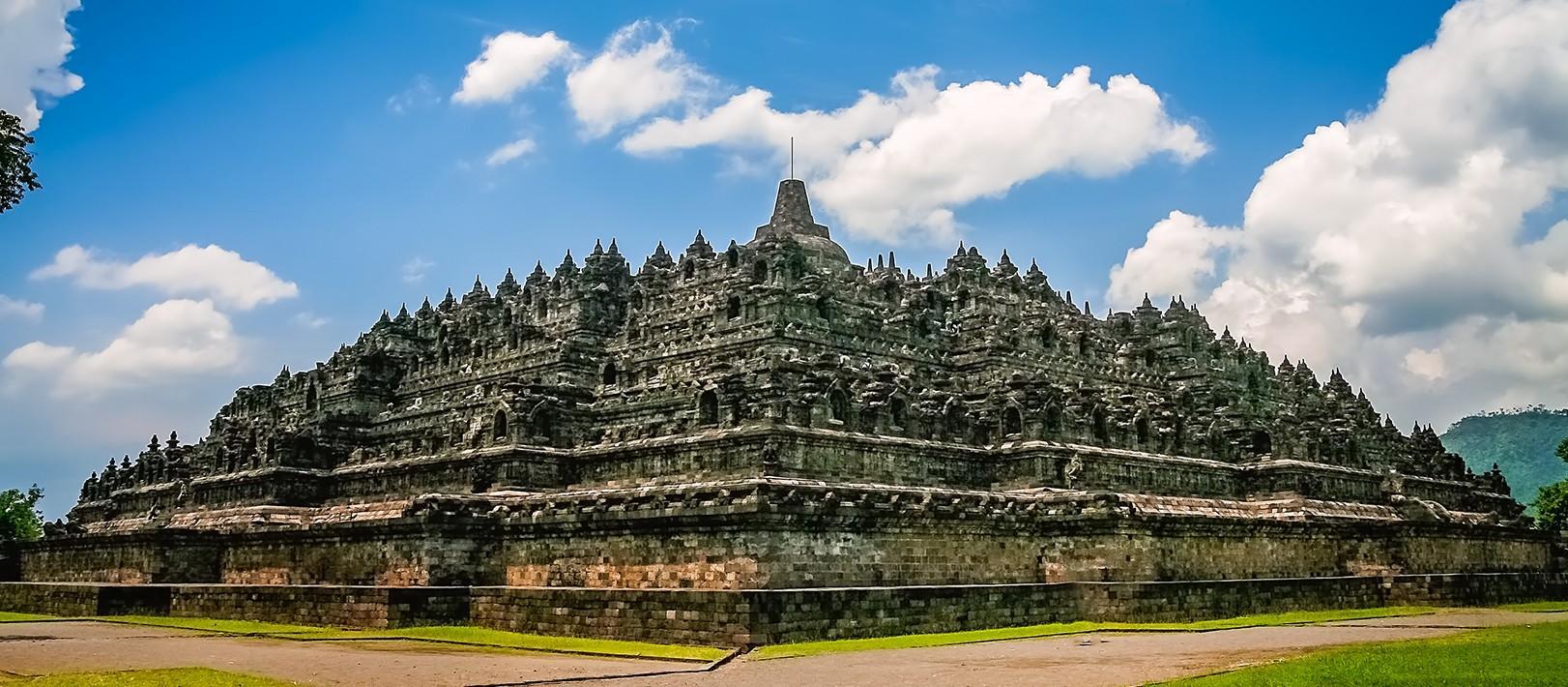 8 Beautiful Hotels Closest to Magnificent BOROBUDUR